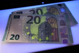 Проверка банкнот на подлинность с помощью детектора
